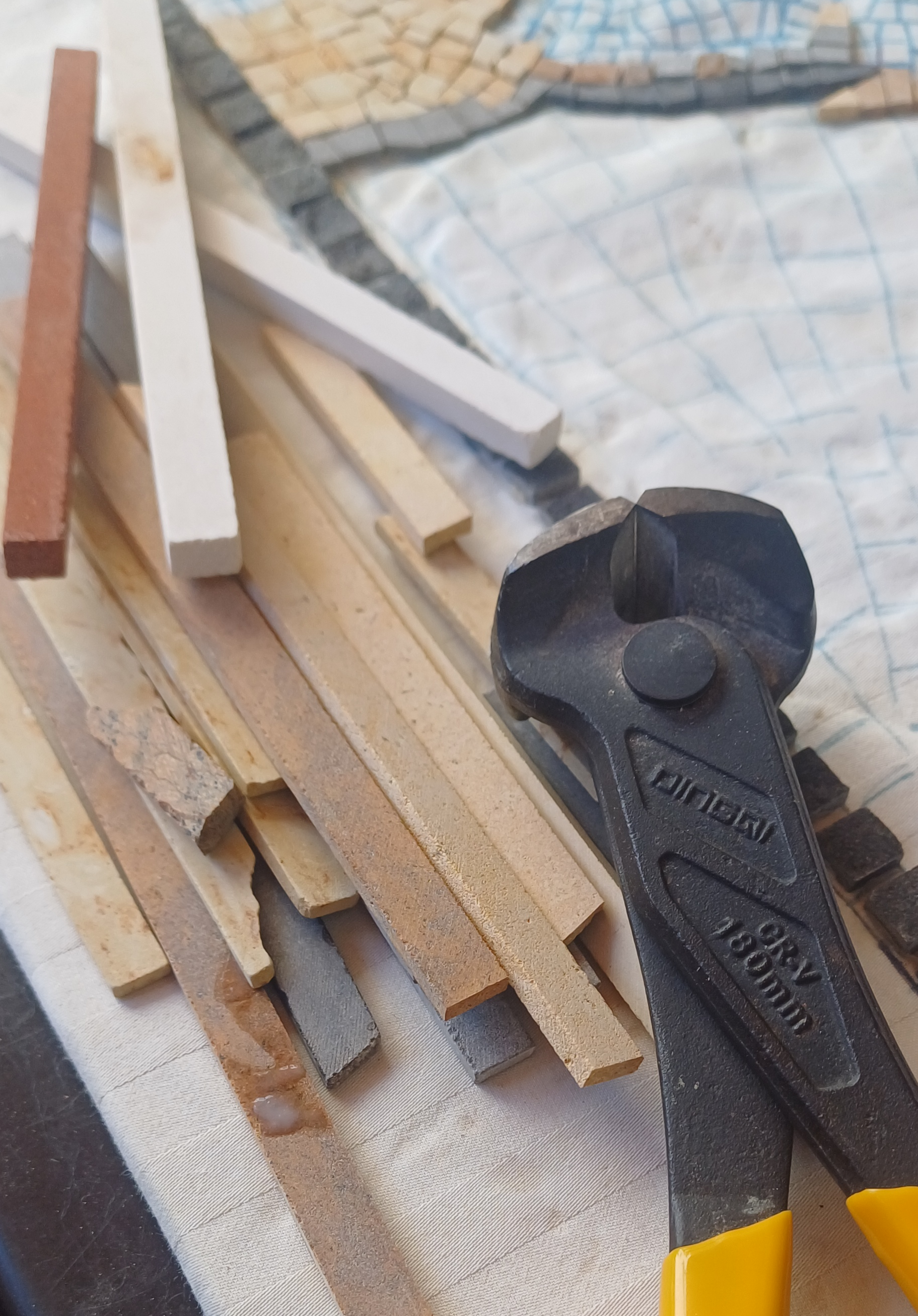 End-cutting pincer shaping stone